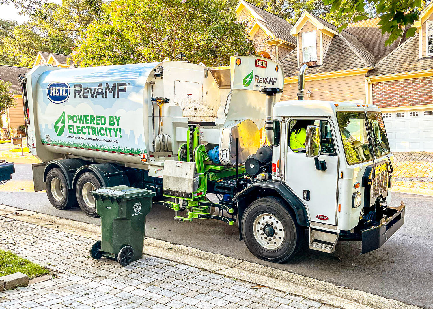 Electric garbage truck body install on diesel chassis